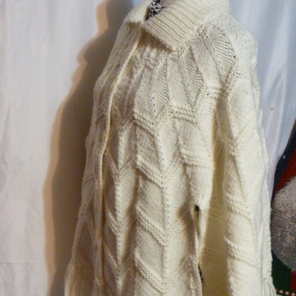 Hand knitted button -up poncho w/ fringes - Picture 6 of 7
